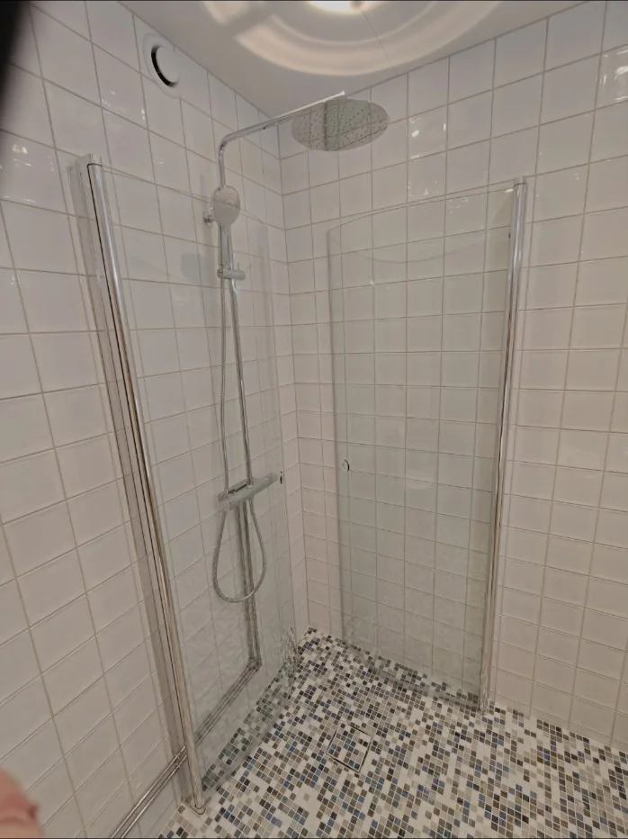 Mosaikplattor i duschutrymme